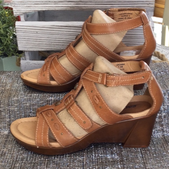 Earth woman’s size 7.5 tan sandal - Picture 1 of 7